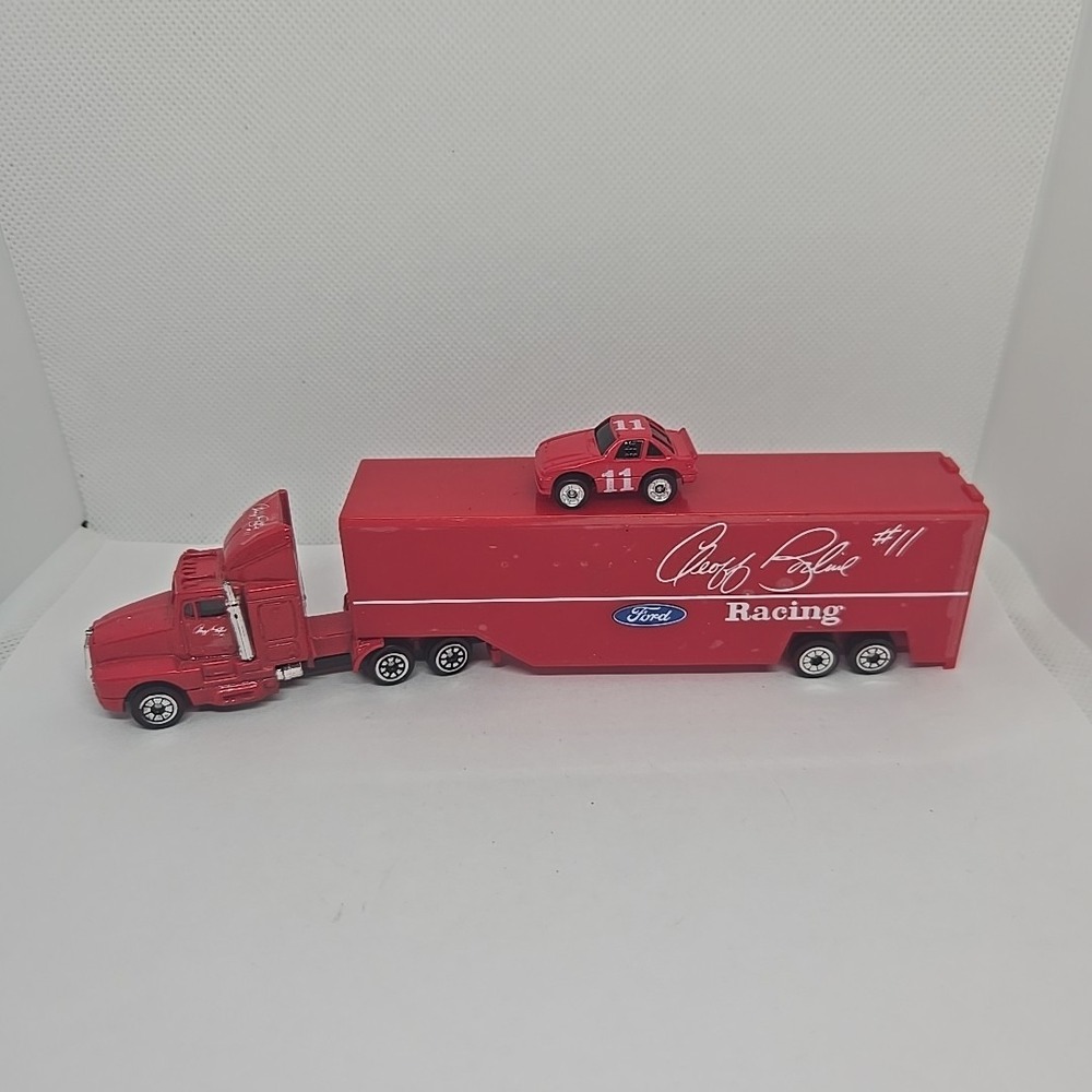Racing‎ Champions 1990 Red Semi  Truck 1:87